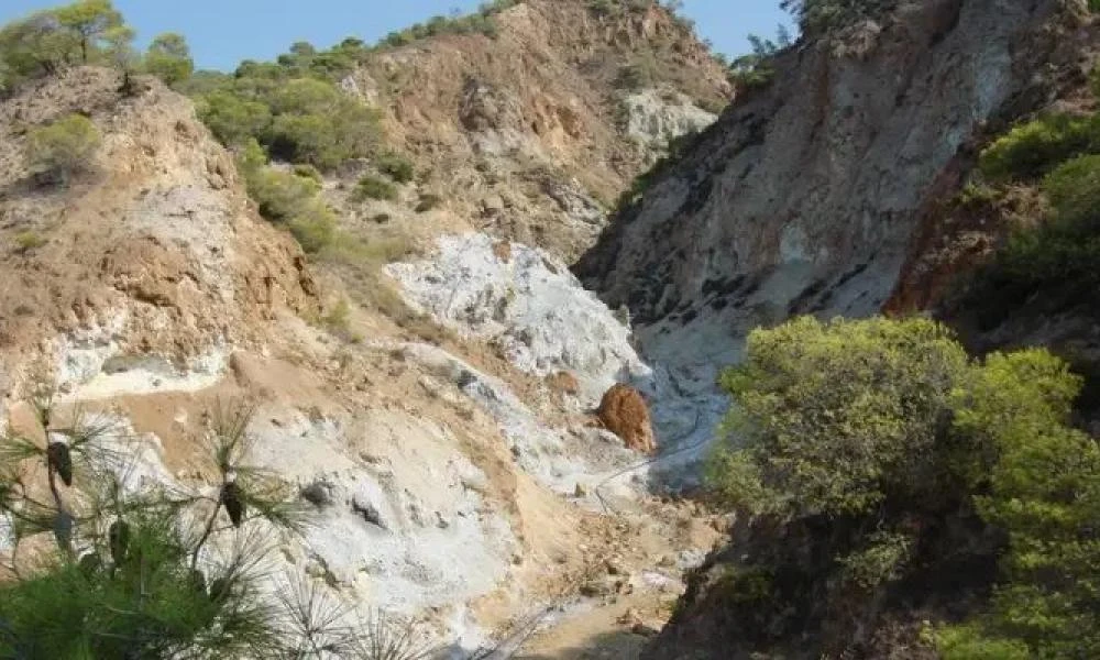 Το άγνωστο ηφαίστειο κοντά στους Αγίους Θεοδώρους Κορινθίας - Εικόνες και βίντεο από το Σουσάκι